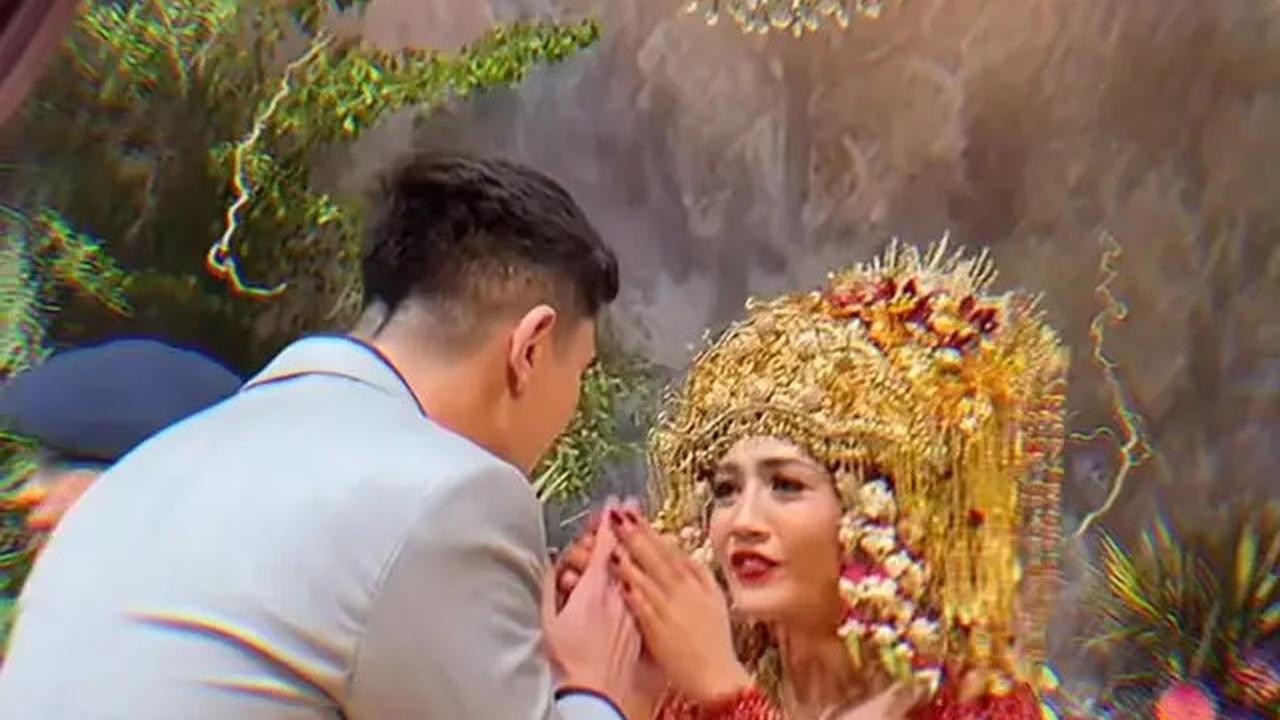 7 Potret Verrell Bramasta ke Nikahan Mantan, Doakan Febby Rastanty dan Suami