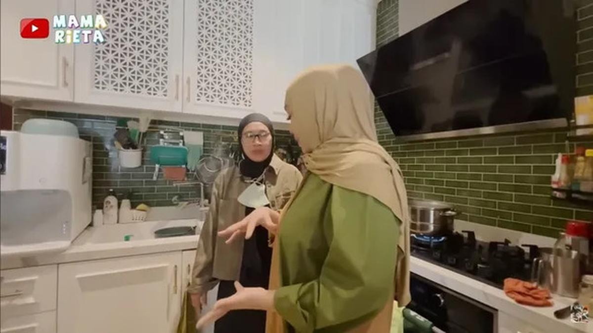 8 Potret Dapur Rumah Rieta Amilia dan Detail Interiornya, Elegan dengan Konsep Open Space
