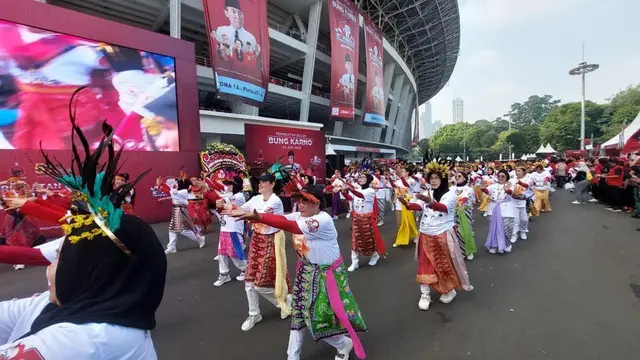 Sejumlah Kader dan simpatisan PDI Perjuangan (PDIP) menggelar flashmob menyambut puncak peringatan Bulan Bung Karno (BBK) 2023 di Stadion Gelora Bung Karno (GBK).