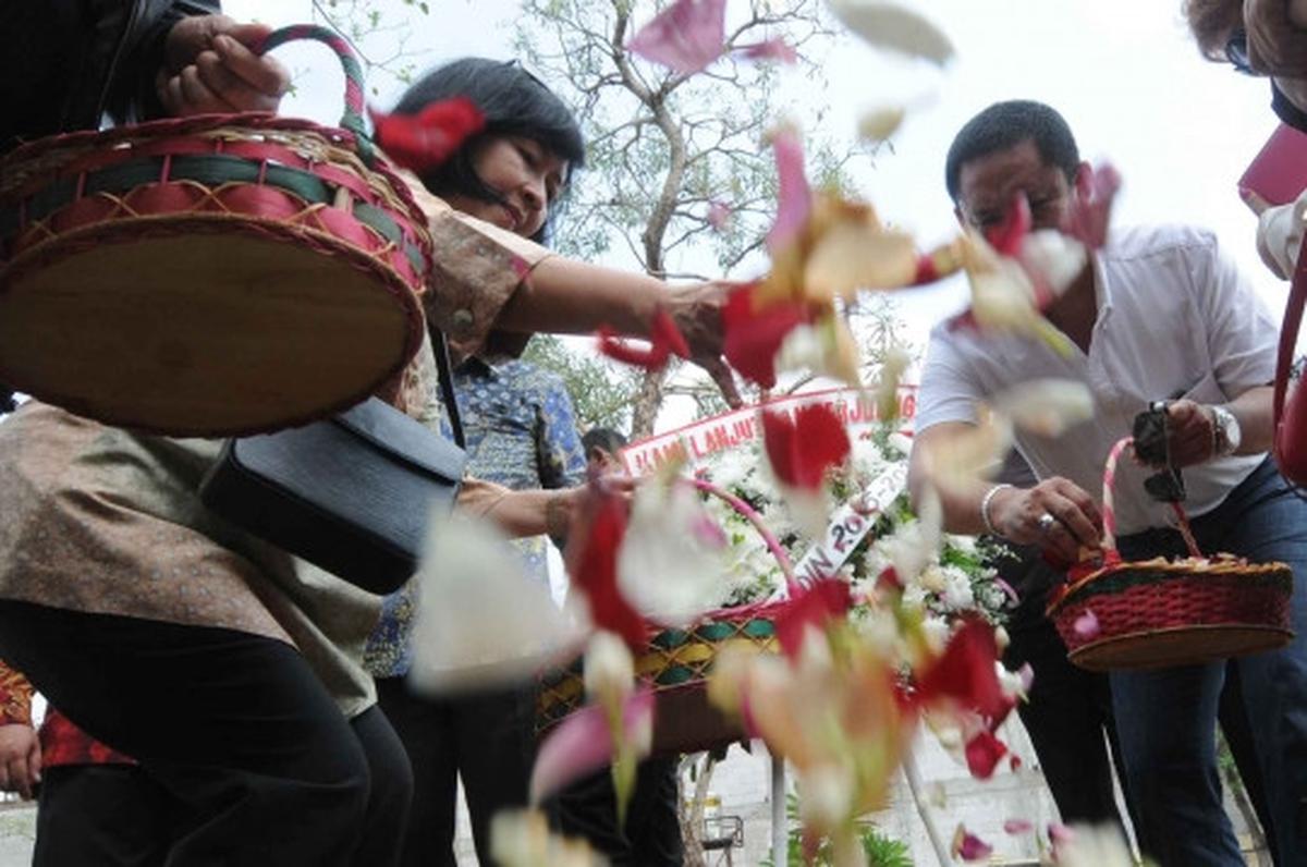 Tabur bunga di makam tokoh pahlawan advokat Indonesia