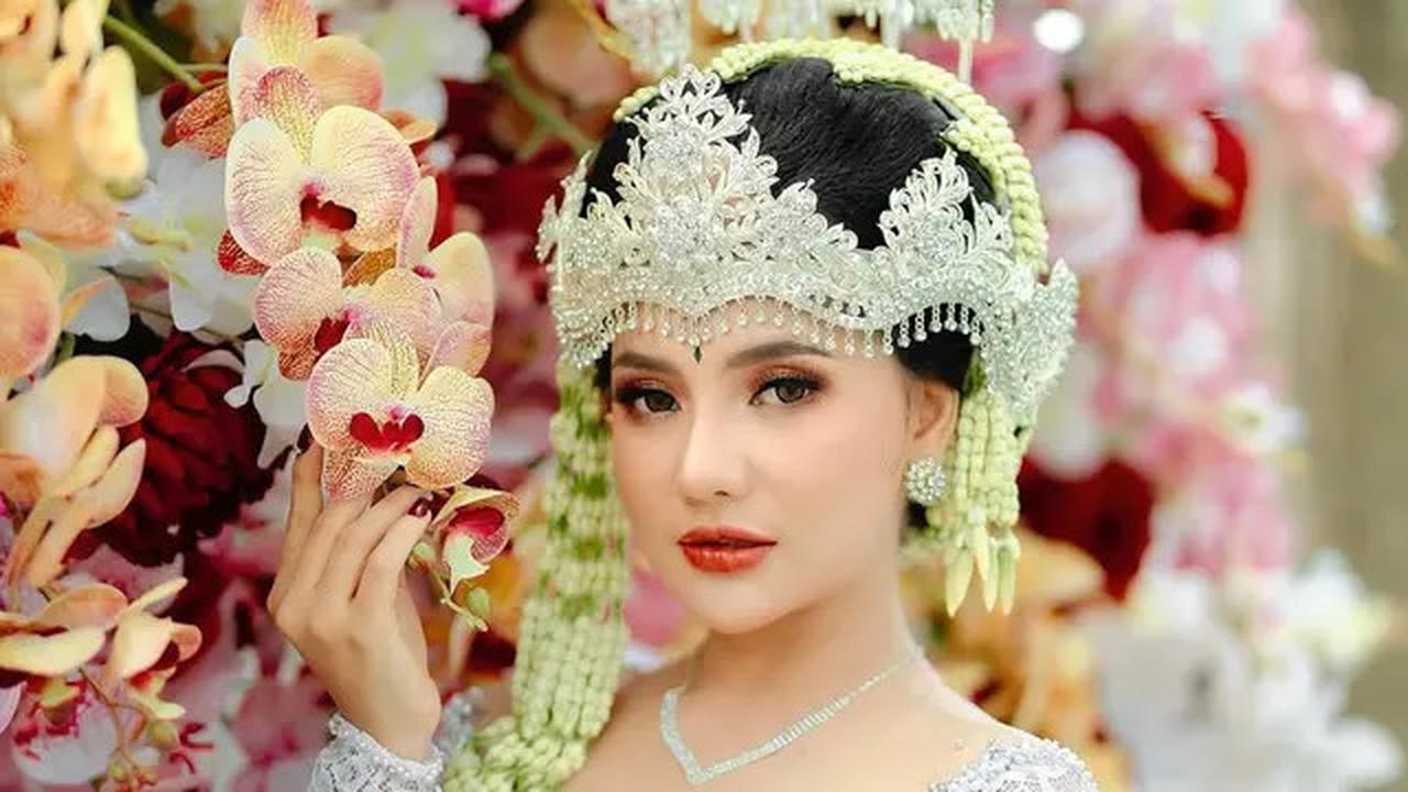 7 Potret Pedangdut Lala Widy Tampil Anggun dan Elegan Pakai Gaun Pengantin dan Siger Sunda, Siap Naik Pelaminan Habis Lebaran?