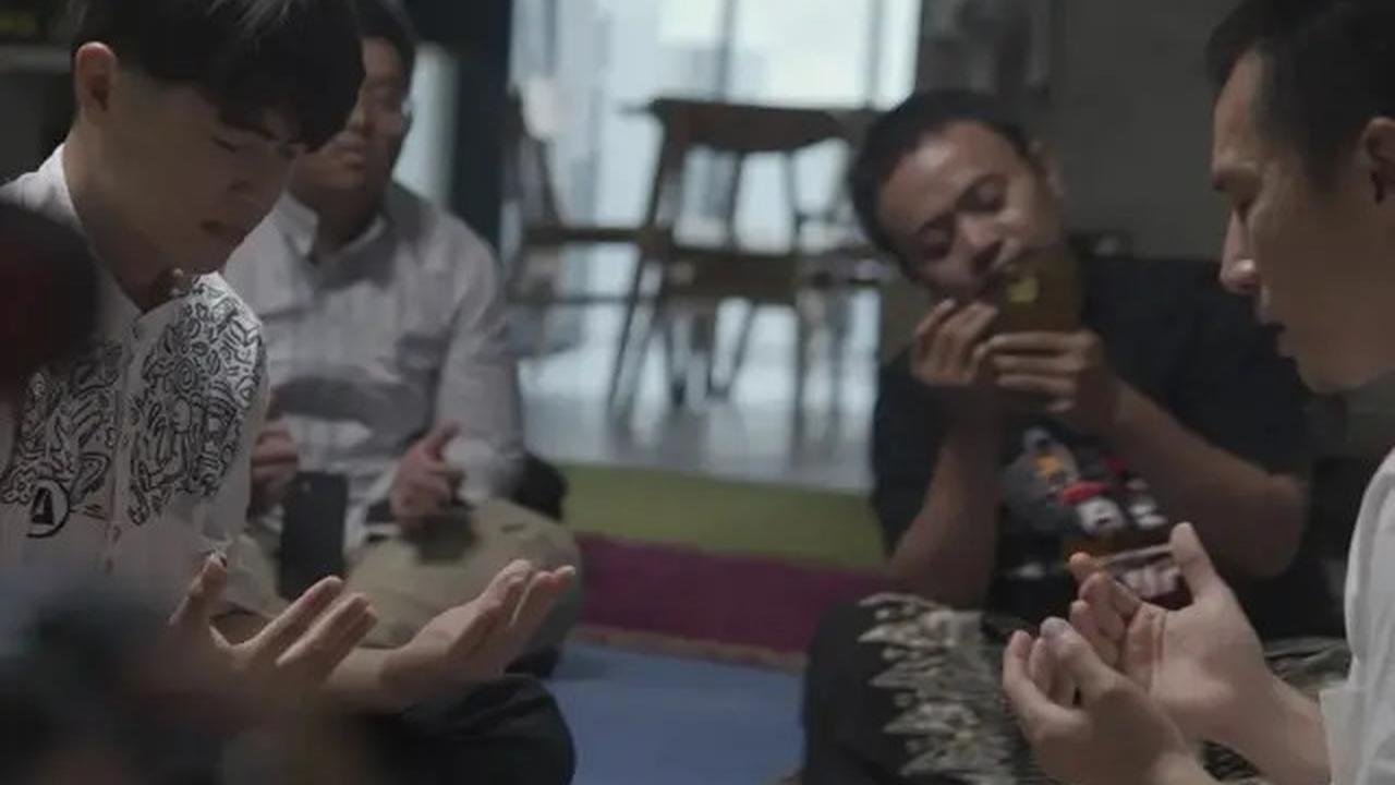 7 Potret Steven Wongso Resmi Mualaf, Syahadat Dibimbing Ustaz Felix Siauw