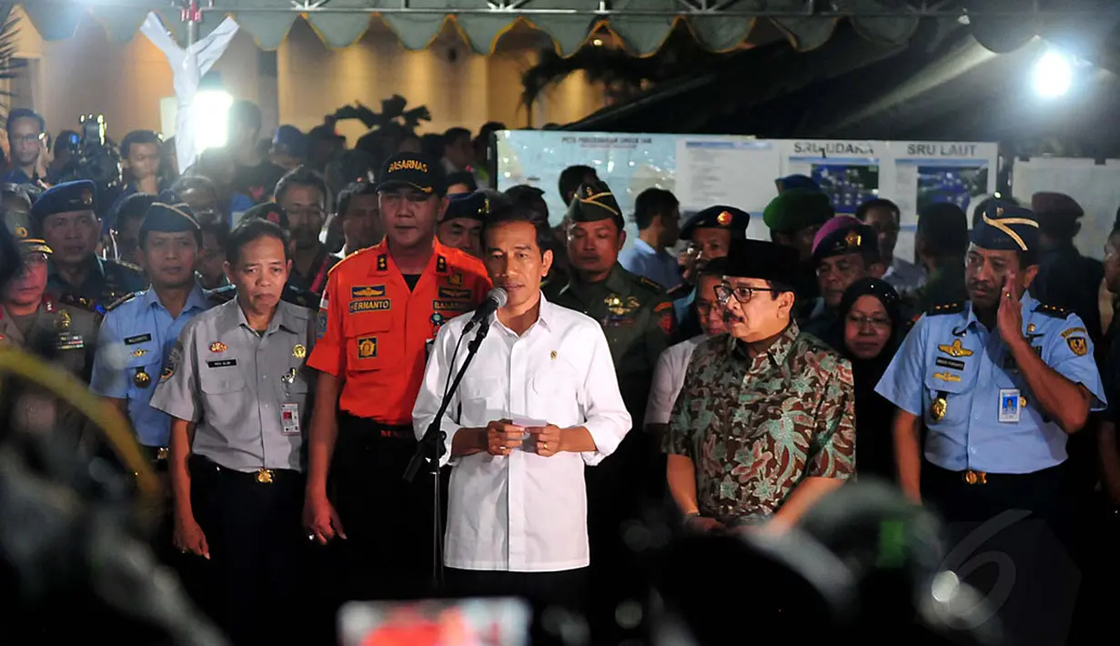 Presiden RI, Joko Widodo melakukan jumpa pers di luar ruangan Crisis Center, Bandara Juanda, Surabaya, Selasa (30/12/2014). Presiden Jokowi menyatakan rasa belasungkawa kepada keluarga korban pesawat Air Asia QZ 8501. (Liputan6.com/Johan Tallo)