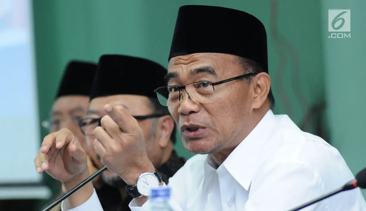 Mendikbud Muhadjir Effendy memberi keterangan pada Rapat Pleno ke-19 Dewan Pertimbangan MUI di Jakarta, Rabu (23/8). Selain rapat juga dilakukan Dialog Kebijakan Pendidikan Nasional dan Kepentingan Umat Islam. (Liputan6.com/Helmi Fithriansyah)