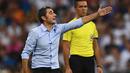 Gaya pelatih Barcelona, Ernesto Valverde memberikan arahan kepada anak asuhnya saat melawan Real Madrid pada leg kedua Piala Super Spanyol di Santiago Bernabeu stadium (16/8/2017). Real menang 2-0. (AFP/Gabriel Bouys)