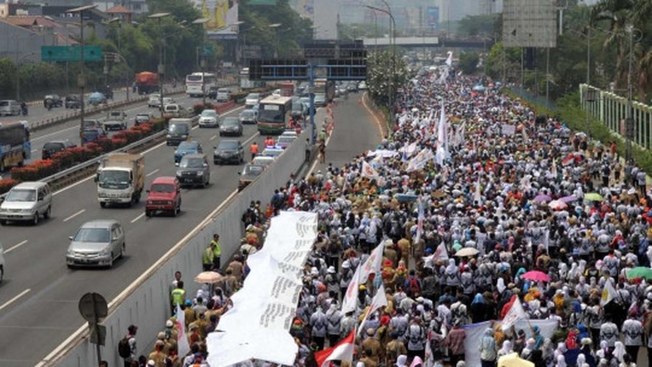 Tuntut jadi PNS, ribuan guru honorer banjiri Gedung DPR