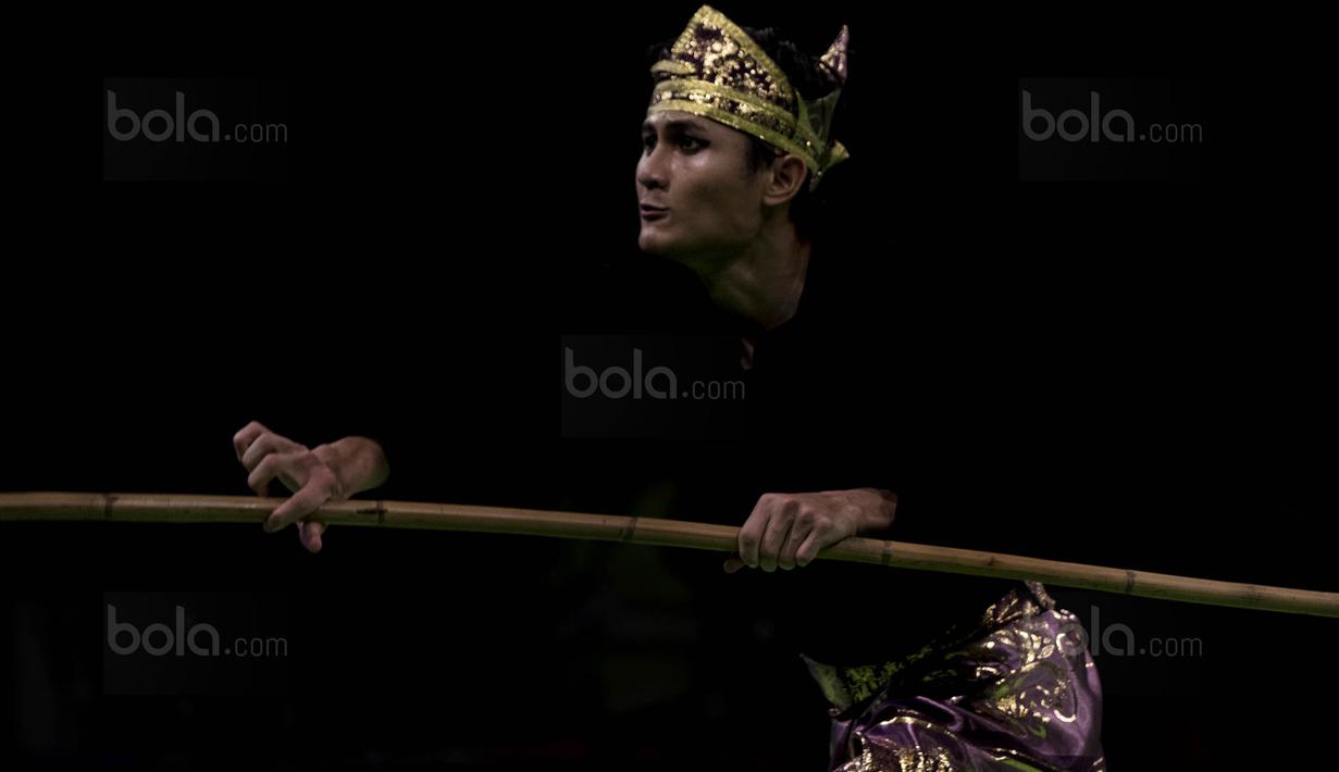 Atlet pencak silat Indonesia, Sugianto, tampil pada kelas seni artistik tunggal di Stadium Juara, Kuala Lumpur, Senin (28/8/2017). Sugianto berhasil meraih perak dengan nilai 462. (Bola.com/Vitalis Yogi Trisna)