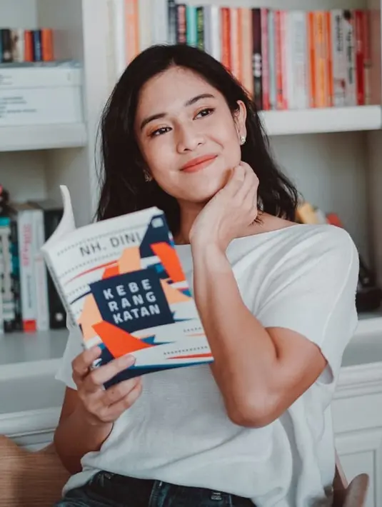 "Antara happy sad selama WFH (Work From Home) , sebenarnya aku jadi bisa kumpul dengan keluarga dan aku bersyukur banget akan hal itu. Di satu sisi stres karena banyak kerjaan," ujar Dian Sastrowardoyo. (Instagram/therealdisastr)