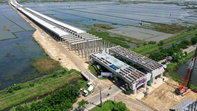 Pembangunan Jalan Tol Semarang-Demak yang terintegrasi dengan Tanggul Laut Kota Semarang. (Dok Kementerian PUPR)