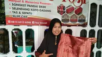 Pengusaha kain songket Yosi Irawati asal Bukit Tinggi, Sumatera Barat. Foto: Dok Pribadi