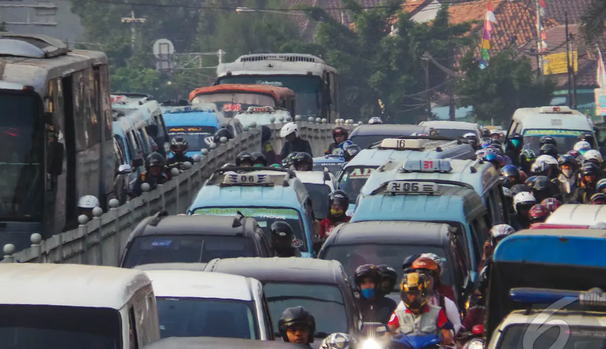 Sejumlah kendaraan bermotor terjebak kemacetan di Jalan Jatinegara Barat, Jakarta, Rabu (27/8/2014)(Liputan6.com/Faizal Fanani)