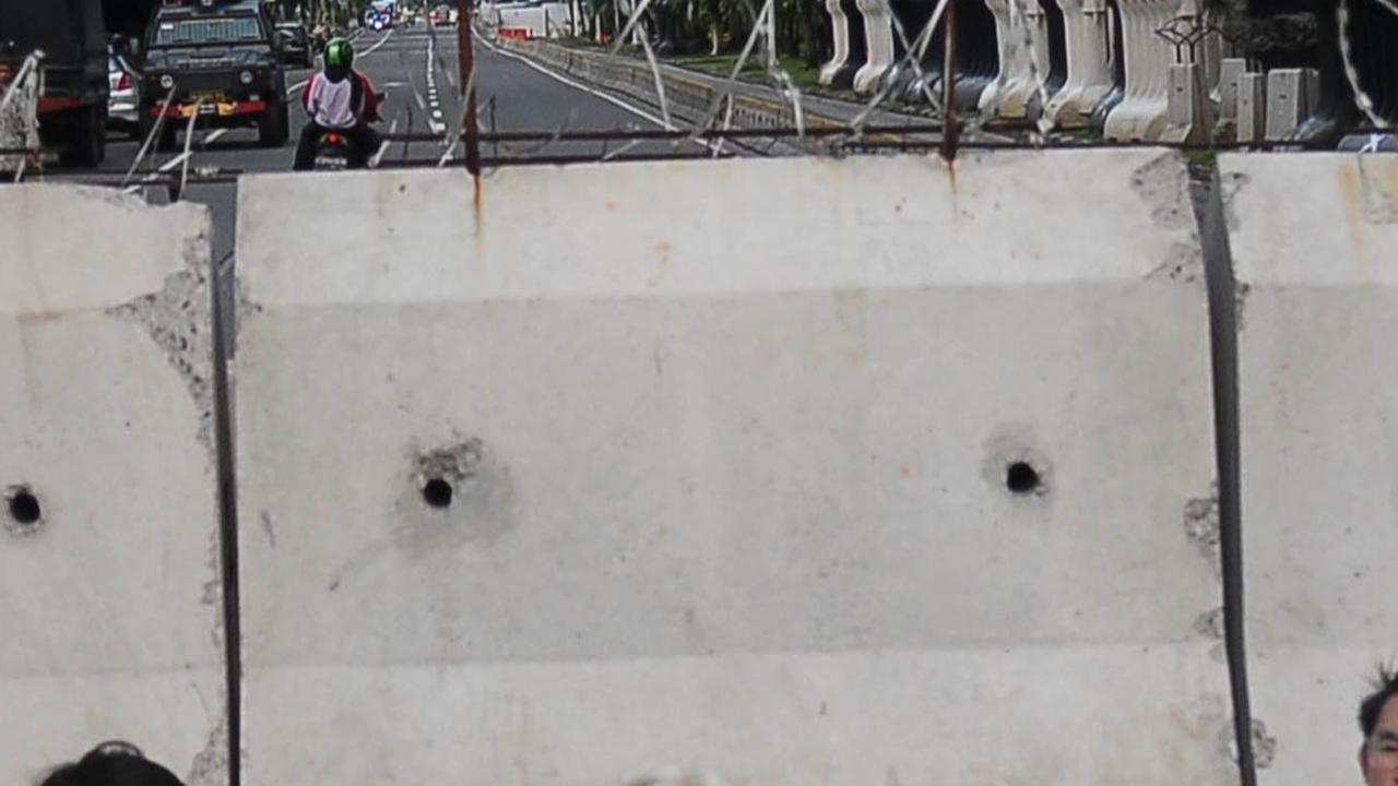 Ibu Maria terlihat berada di tengah-tengah mahasiswa dan duduk di depan pagar beton yang dipasang melintang di ruas jalan dari Patung Kuda menuju Istana Negara.<br>(Foto merdeka.com / Imam Buhori)<br>