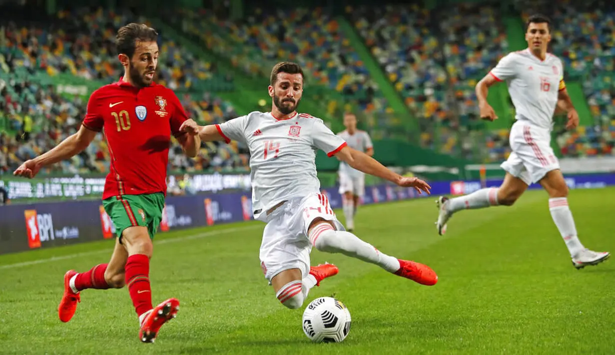 Penyerang Portugal, Bernardo Silva, berusaha melewati pemain Spanyol, Gaya, pada laga uji coba di Stadion Jose Alvalede, Kamis (8/10/2020). Kedua tim bermain imbang 0-0. (AP Photo/Armando Franca)
