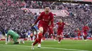 <p>Bek Liverpool, Andrew Robertson berselebrasi usai mencetak gol ke gawang Everton selama pertandingan lanjutan Liga Inggris di stadion Anfield di Liverpool, Inggris, Minggu (24/4/2022). Tambahan tiga poin membuat Liverpool tetap di posisi kedua dengan 79 poin dari 33 laga, selisih satu angka dari Man City di posisi pertama. (Peter Byrne/PA via AP)</p>