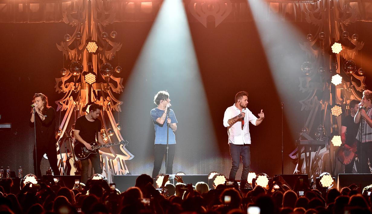 Penampilan One Direction di acara iHeart Radio Jingle Ball di Staples Center, Los Angeles, Jumat (4/12). Boyband asal Inggris itu memilih vakum dalam batas waktu yang tak ditentukan pada Maret 2016. (Kevin Winter/Getty Images for iHeartMedia/AFP)