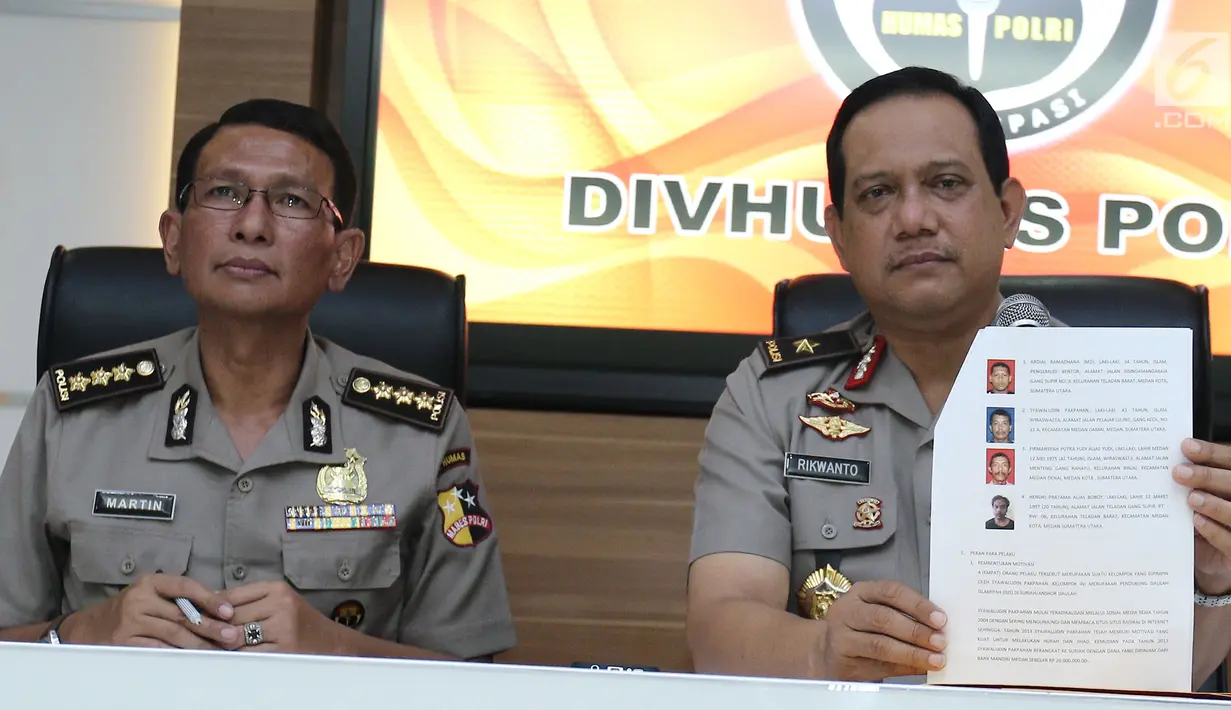 Karo Penmas Divisi Humas Polri Brigjen Rikwanto memperlihatkan data dan peran tersangka kasus penyerangan Mapolda Sumatera Utara (Sumut), di Mabes Polri, Jumat (30/6). Penyerangan Mapolda Sumut terjadi pada 25 Juni 2017. (Liputan6.com/Herman Zakharia)