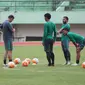 Pelatih timnas Indonesia, Alfred Riedl memberikan instruksi pada anak asuhnya di Stadion Manahan Solo. (Fajar Abrori/Liputan6.com)