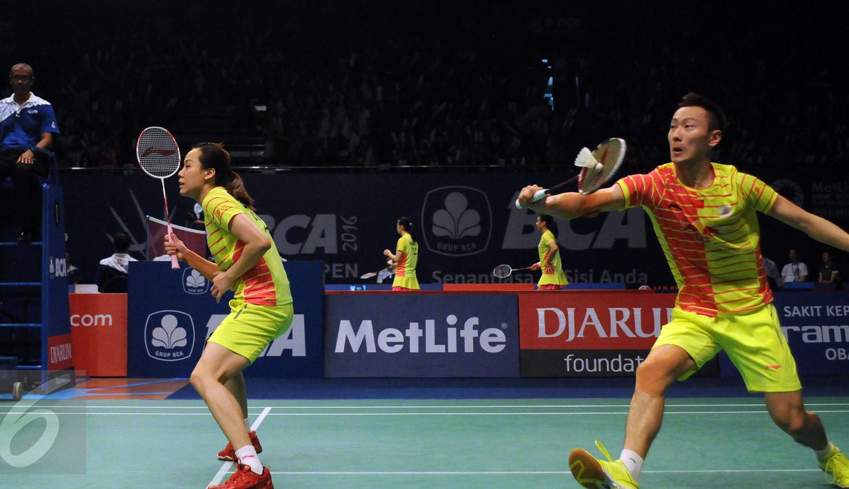 Ganda campuran Tiongkok, Zhang Nan/Zhao Yunei mengembalikan bola ke Riky Widianto/Richi Puspita Dili (Indonesia) di 16 besar BCA Indonesia Open 2016, Jakarta, Kamis (2/6). Zhang Nan/Zhao Yunei unggul 18-21, 21-16, 21-13. (Liputan6.com/Helmi Fithriansyah)