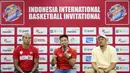 <p>Pemain Timnas Basket Putra Indonesia, Andakara Prastawa (tengah) berbicara didampingi Brandon Jawato (kiri) dan Arki Dikania Wisnu saat konferensi pers Indonesia International Basketball Invitational di Indonesia Arena, Senayan, Jakarta, Kamis (27/07/2023). (Bola.com/Bagaskara Lazuardi)</p>