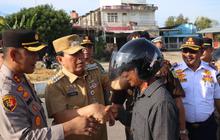 Operasi Patuh Lancang Kuning 2024, Kapolres dan Bupati Rokan Hulu Bagikan Helm Gratis