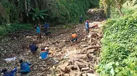 Tiap Hari Satu Ton Sampah Diangkut dari Kali Baru Depok