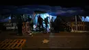Anggota pasukan keamanan Sri Lanka membongkar bangunan sementara yang didirikan oleh pengunjuk rasa anti-pemerintah di lokasi kamp protes di depan Sekretariat Presiden di Kolombo, Jumat (22/7/2022). Ratusan tentara dan polisi Sri Lanka menggerebek kamp protes anti-pemerintah di ibu kota dan merobohkan tenda-tenda para aktivis yang tidak bersenjata. (Arun SANKAR / AFP)