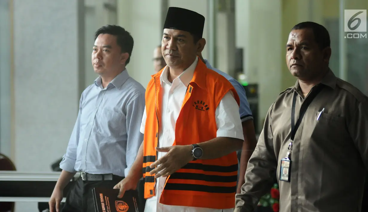 Bupati nonaktif Hulu Sungai Tengah Abdul Latif (tengah) usai diperiksa di Gedung KPK Jakarta, Selasa (20/2). Abdul Latif diperiksa sebagai tersangka dugaan suap pengadaan pekerjaan RSUD Damanhuri, Barabai TA 2017. (Liputan6.com/Helmi Fithriansyah)
