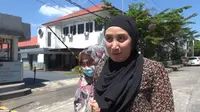 Suarnati Daeng Kanang, jemaah haji Makassar yang viral kenakan 180 gram emas diperiksa bea cukai (Liputan6.com/Fauzan)