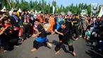 Penampilan kesenian silat palang pintu pada acara Lebaran Depok 2022 di Perumahan Shila Sawangan, Depok, Minggu (5/6/20222). Pemerintah Kota atau Pemkot Depok bersama Kumpulan Orang Orang Depok (KOOD) menggelar festival kebudayaan yakni Lebaran Depok. (merdeka.com/Arie Basuki)