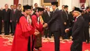 Presiden Joko Widodo dan Wapres Ma'ruf Amin memberikan ucapan selamat kepada Hakim Mahkamah Konstitusi (MK),  Suhartoyo dan Daniel Yusmic Pancastaki usai pelantikan di Istana Negara, Jakarta, Selasa (7/1/2020). Keduanya bertugas dengan masa jabatan lima tahun ke depan. (Liputan6.com/Angga Yuniar)