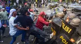Massa yang menolak eksekusi lahan Hotel Sultan terlibat bentrok dengan petugas pengamanan gabungan di kawasan Gelora Bung Karno (GBK), Jakarta, Kamis (18/6/2026). (merdeka.com/Arie Basuki)
