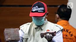 Petugas menunjukkan barang bukti penahanan Hakim Pengadilan Negeri Surabaya, Itong Isnaeni Hidayat sebagai tersangka dugaan suap penanganan perkara saat rilis penahanan di Gedung KPK, Jakarta, Kamis (20/1/2022). (Liputan6.com/Helmi Fithriansyah)