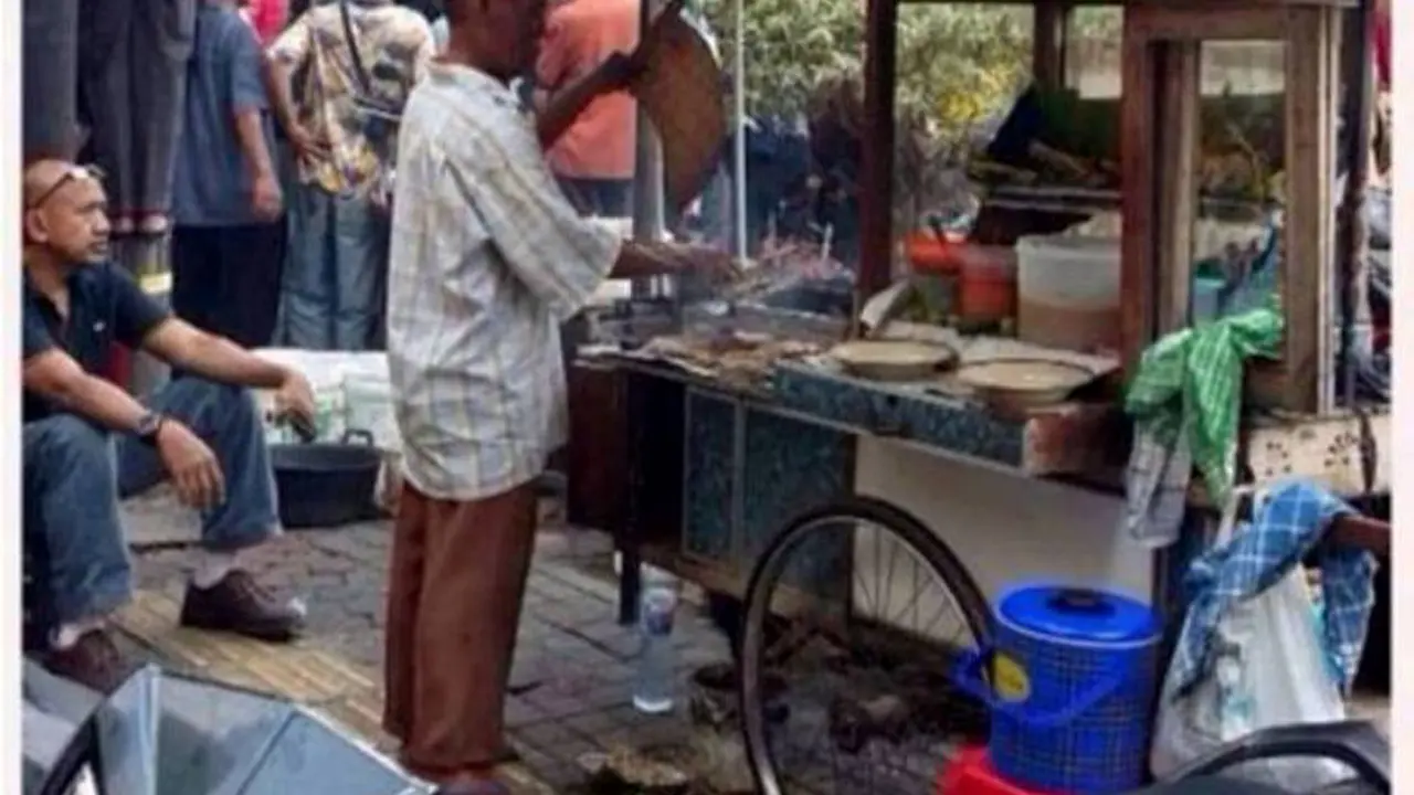 Bom Sarinah Tak Sanggup Ciutkan Nyali Tukang Satai Ini