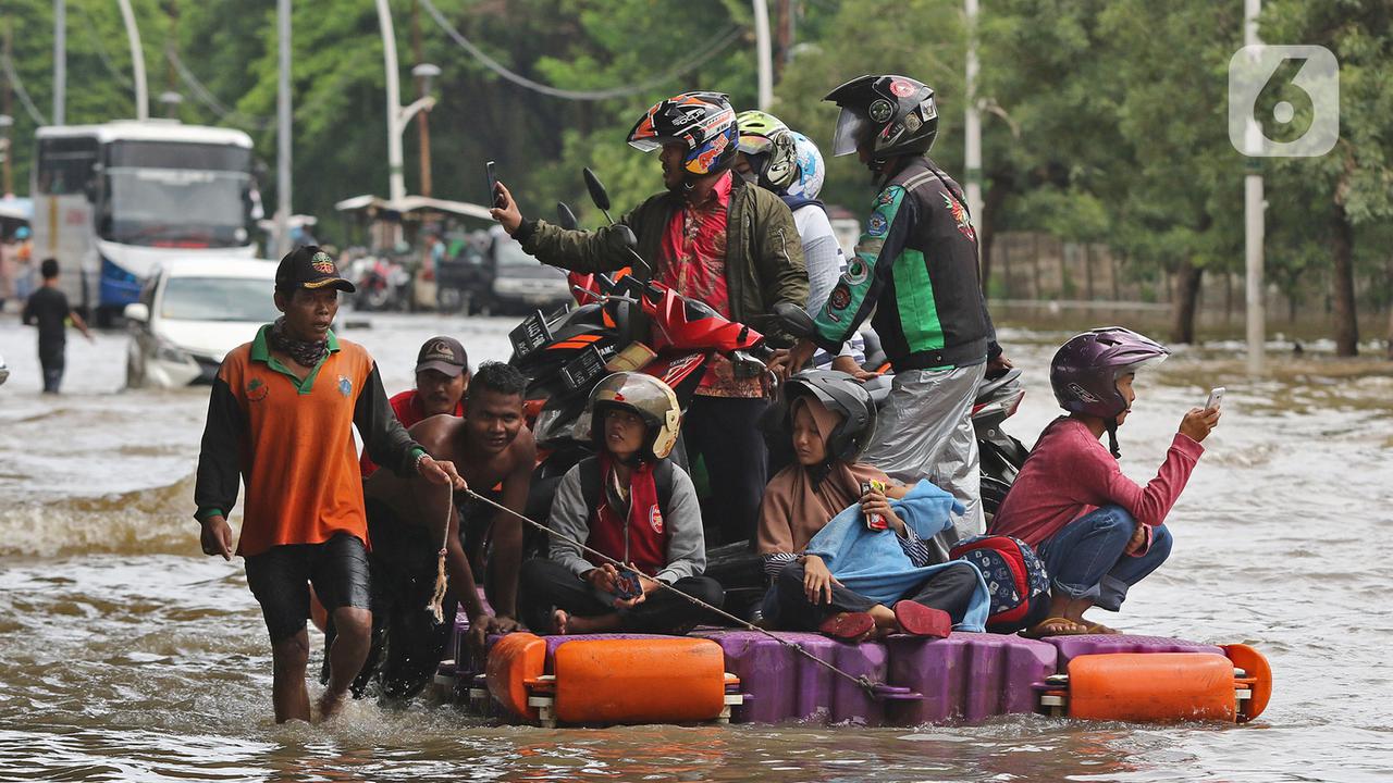 Jakarta Diguyur Hujan, Jalan Ahmad Yani Terendam Banjir