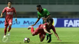 Penyerang PSM Makassar, Andri tersungkur saat laga melawan PS TNI di lanjutan LIga 1 Indonesia di Stadion Pakansari, Cibinong, Kab Bogor, Senin (15/5). PSM Makassar kalah 1-2 dari PS TNI. (Liputan6.com/Helmi Fithriansyah)