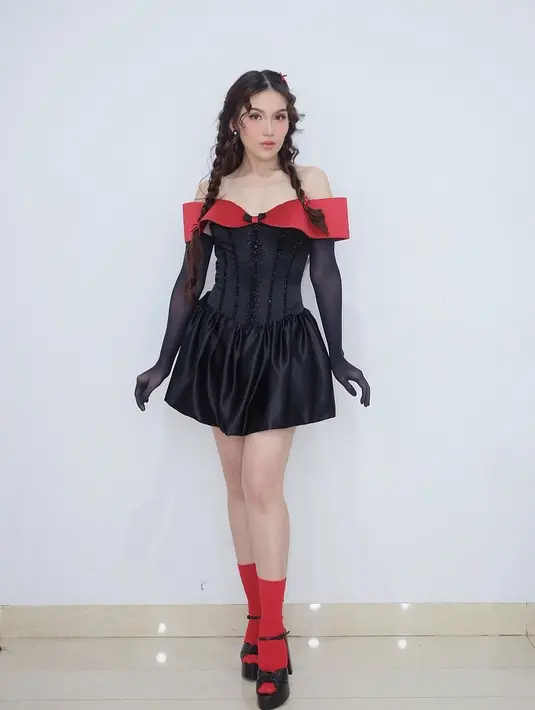 Ayu Ting Ting menjelma menjadi karakter anime dengan kostum ini. Sebuah kostum manis berupa mini dress hitam dengan sentuhan warna merah. Padu padan berbagai aksesori, gaya rambut dan makeup Ayu menyempurnakan penampilannya secara keseluruhan di sini. [Foto: Instagram/ayutingting92]