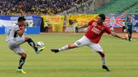 Lucas Patinho berebut bola dengan pemain Sriwijaya FC (Helmi Fithriansyah/Liputan6.com)