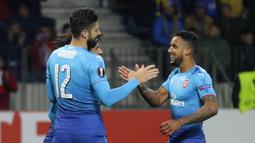 Para pemain Arsenal merayakan gol yang dicetak oleh Olivier Giroud, pada laga Liga Europa di Stadion Borisov, Kamis (28/9/2017). Arsenal menang 4-2 atas BATE Borisov. (AP/Sergei Grits)