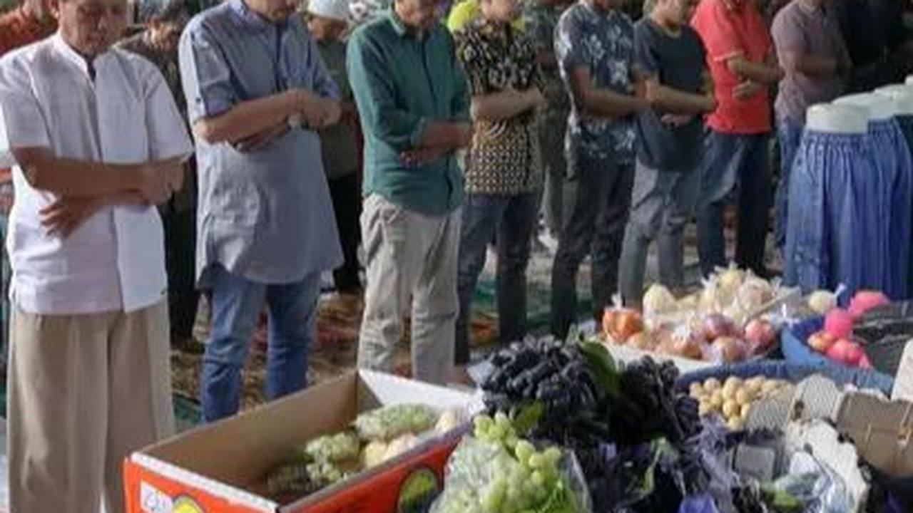 Suasana saat pelaksanaan salat Jumat pertama pada Ramadan 1445 Hijriah di Pasar Tanah Abang, Jakarta, Jumat (15/3/2024). Salat Jumat pertama Ramadan tersebut diikuti para pedagang dan pengunjung yang memadati Pasar Tanah Abang.&nbsp;Liputan6.com/Herman Za