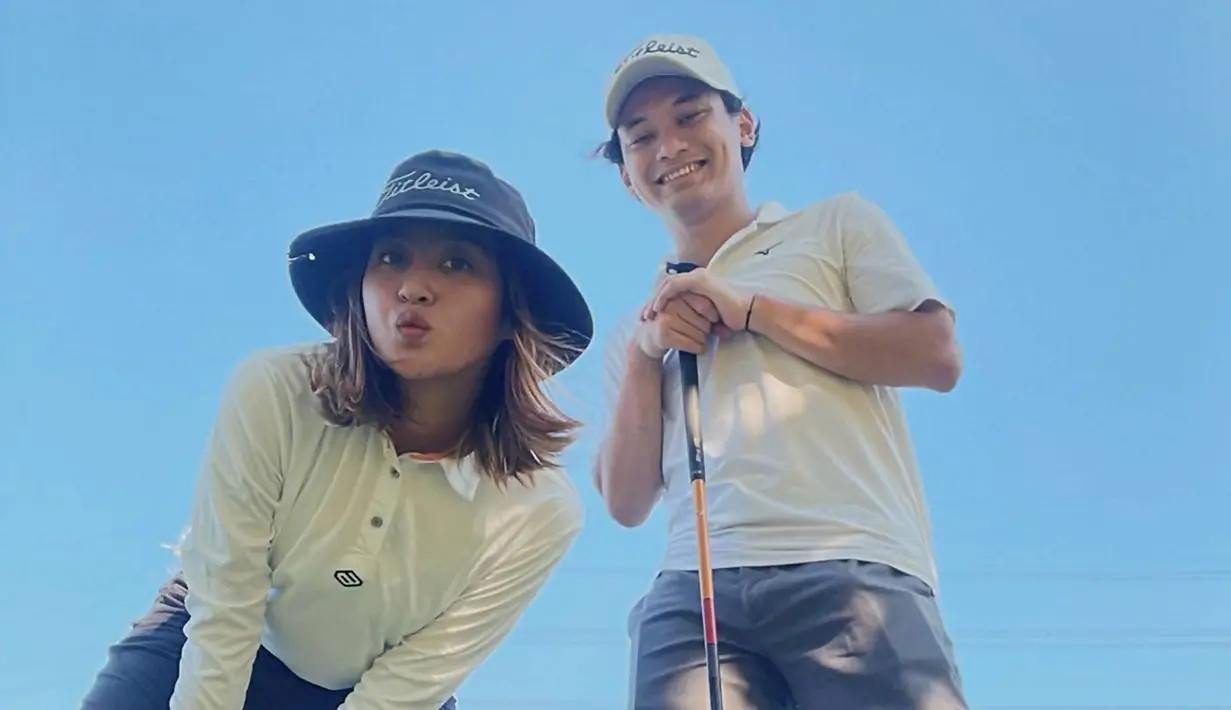 Kerap bagikan momen mesra, pasangan ini pun beberapa kali tampil dalam satu proyek bersama. Baik bekerja maupun sedang liburan, keduanya pun kerap tampil kompak. Seperti saat jalani hobi baru dengan bermain golf. (Liputan6.com/IG/@salshabillaadr)