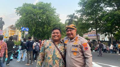 Tak Ada Water Cannon, Mbah Con Kawal Demo Pakai Guyonan dan Air Mineral