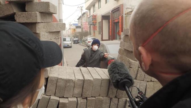 Kondisi desa-desa di Cina membangun tembok untuk mencegah terkena virus corona.