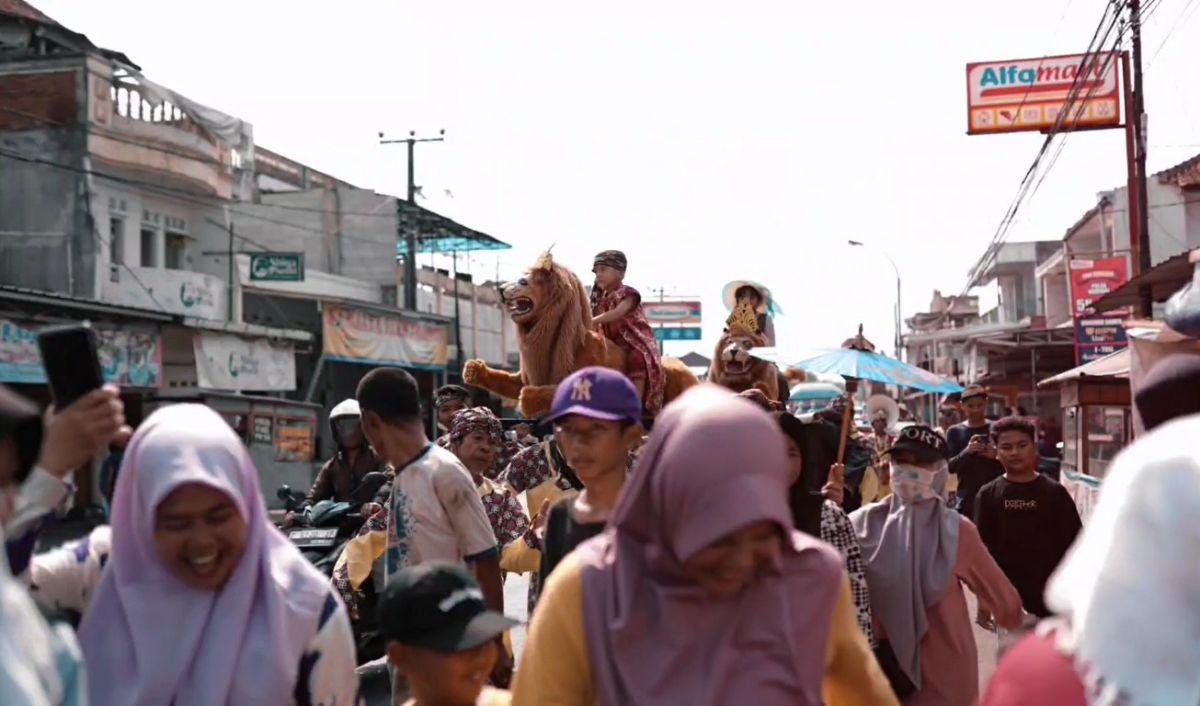 Anak Wajib Dimandikan dan Diarak Keliling Kampung