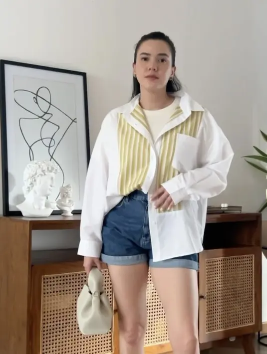 Untuk hadirkan kesan stylish. Ia memadukan denim dengan kemeja oversized. [Foto: instagram/ Alice Norin]