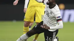 Bek Ukraina Yukhym Konoplya berebut bola dengan bek Jerman Antonio Rudiger pada babak penyisihan Liga A Grup 4 UEFA Nations League di Red Bull Arena, Leipzig, Minggu (15/11/2020) dinihari WIB. Tertinggal lebih dulu, Jerman mengakhiri laga dengan kemenangan 3-1 atas Ukraina. (AP Photo/Michael Sohn)