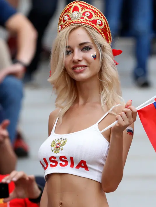 Suporter wanita Rusia berpose sebelum pertandingan antara Rusia melawan Spanyol pada 16 besar Piala Dunia 2018 di Stadion Luzhniki di Moskow, Rusia, (1/7). Rusia berhasil mengalahkan Spanyol lewat adu penalti. (AP Photo/Antonio Calanni)