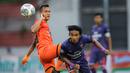 Pemain Persita Tangerang, Taufiq Febriyanto (kanan) berusaha melewati pemain Persiraja Banda Aceh, Husnuzhon dalam laga pekan ke-7 BRI Liga 1 2021/2022 di Stadion Moch Soebroto, Magelang, Sabtu (16/10/2021). (Bola.com/Bagaskara Lazuardi)