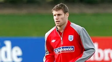 Gelandang Inggris, James Milner berlatih di London Colney, 4 September 2009 sebelum berhadapan dengan Slovenia di partai persahabatan di Wembley Stadium. AFP PHOTO/Ian Kington
