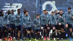 Para pemain FC Porto melakukan pemanasan saat mengikuti sesi latihan tim di tempat latihan Olival di Vila Nova de Gaia (16/2/2021). Porto akan bertanding melawan Juventus pada leg pertama babak 16 besar Liga Champions di Estadio do Dragao. (AFP/Miguel Riopa)