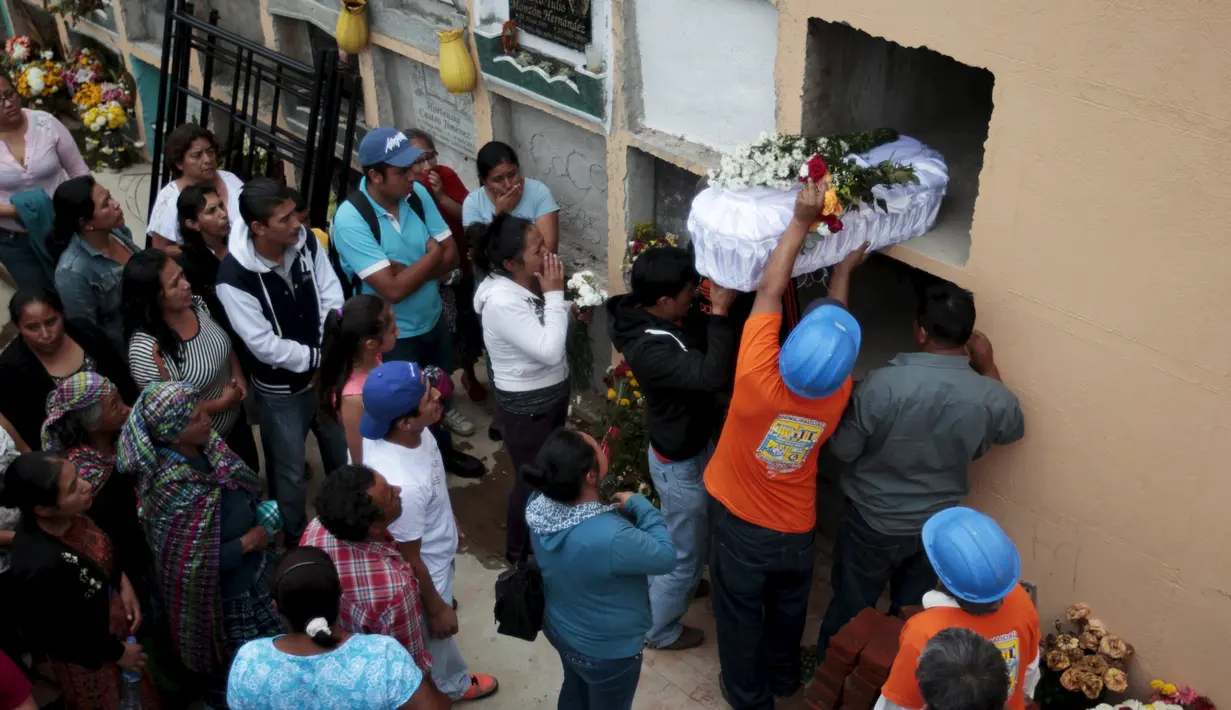 Proses pemakaman salah satu warga yang menjadi korban longsor di Santa Catarina Pinula, Guatemala City (2/10/2015). Musibah tanah longsor ini menewaskan sedikitnya 73 orang dan sebanyak 600 orang dinyatakan hilang. (Reuters/ Josue Decavele)